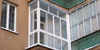 Холодное французское остекление балкона и внутренняя обшивка пластиковыми панелями