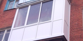 Остекление балкона холодным стеклопакетом и внешнее оформление пластиковыми панелями
