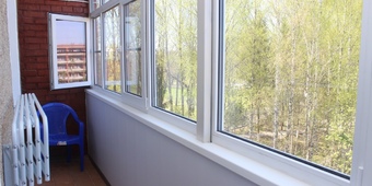 Тёплое остекление балкона, панельная отделка изнутри