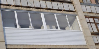Прямое холодное остекление балкона и отделка сайдингом