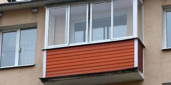 Балкон с холодным остеклением П-образного типа. Внешняя отделка сайдингом