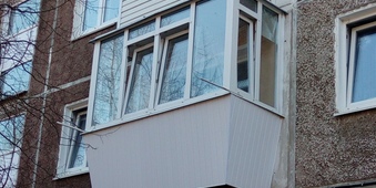 Теплые немецкие окна REHAU на балконе с выносом и внешней отделкой