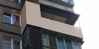 Обшивка виниловым сайдингом Г-образного балкона 