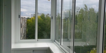 Остекление Г - образного балкона холодного профиля. Внутренняя обшивка пластиковыми панелями