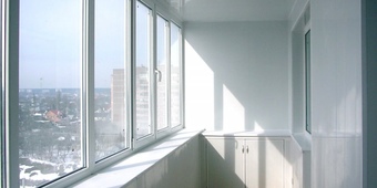 Облицовка балкона изнутри пластиковыми панелями, установка балконной тумбочки, прямое тёплое остекление