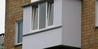 Остекление П - образного балкона с выносом, облицовка виниловым сайдингом
