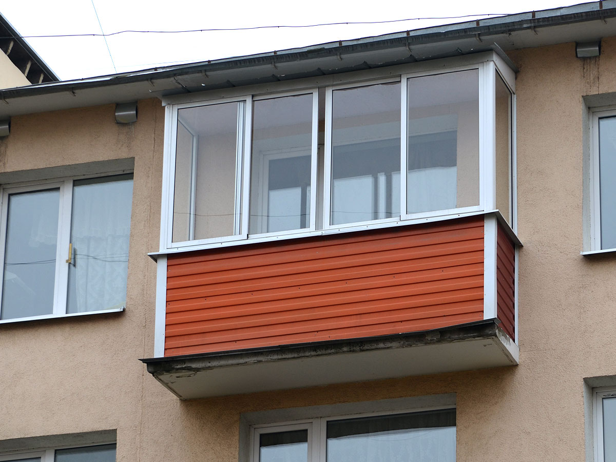 Балконы владивосток. Балкон Владивосток. Балкон цвет вишня. Обшивка балкона Усолье-Сибирское.